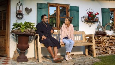 Franzi (Lena Meckel) spricht mit ihrem Papa Toni (Adnan Maral). Bild zum Film: Servus, Schwiegermutter!, Quelle: rbb/Degeto/Yalla Productions