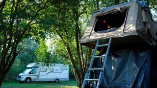Zwei Campingmobile (Quelle: IMAGO/Westend61)