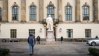 Menschen gehen auf den Eingang zur Humboldt-Universität Berlin zu. (Quelle: imago-images/Jürgen Ritter)