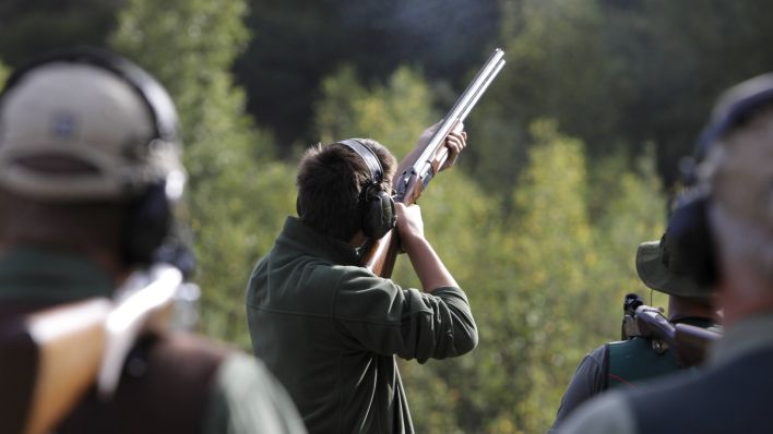 Ein Schütze visiert bei einem Lehrgang zum Schrotschießen sein Ziel an (Bild: IMAGO/Enters)