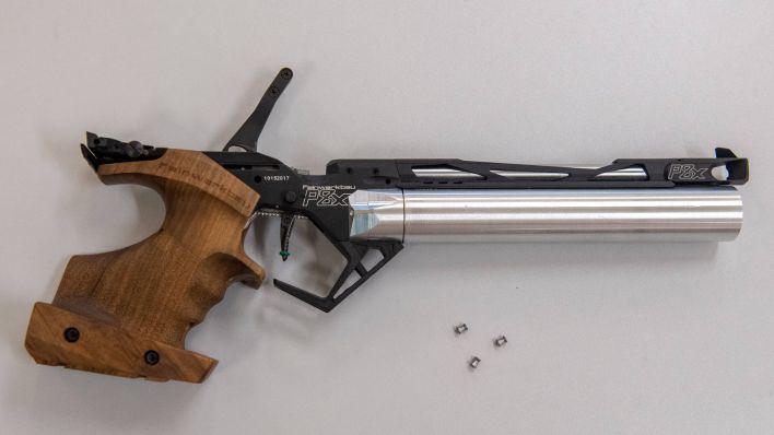 Eine Luftdruckpistole, wie sie auch die Sportschützen aus Frankfurt (Oder) benutzen (Bild: IMAGO/Gerhard König)