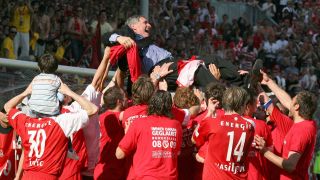 Der FC Energie Cottbus feiert den Bundesliga-Klassenerhalt 2008 - und lässt Trainer Bojan Prasnikar hochleben (Quelle: IMAGO / Mausolf)