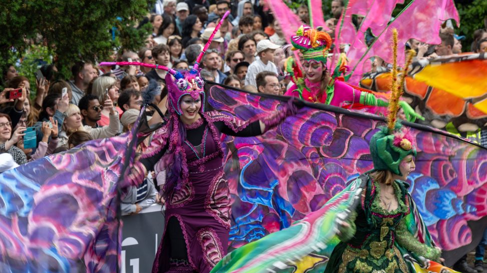 Tänzerinnen der Gruppe "Sapucaiu No Samba" tanzen am 19.05.2024 auf Stelzen bei der Parade zum 26. Karneval der Kulturen. (Quelle: dpa/Monika Skolimowska)