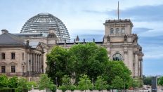 Das Reichstagsgebäude am Spreeufer in Berlin, aufgenommen am 29.08.2023. (Quelle: Picture Alliance/Daniel Kalker)