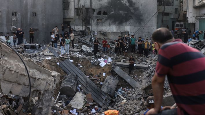 Menschen inspizieren ein zerstörtes Gebäude nach einem israelischen Luftangriff auf die Gaza-Stadt. (Quelle: Mohammad Abu Elsebah)