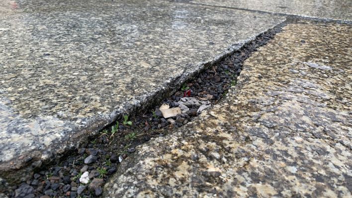 Lücke zwischen Granitplatten am Weidendamm in Berlin-Mitte (Bild: rbb)