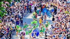 Darsteller treten am 28.05.2023 beim Umzug des Karnevals der Kulturen in Berlin-Kreuzberg auf. (Quelle: dpa-Bildfunk/Christoph Soeder)