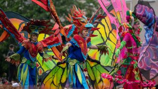 Tänzerinnen und Tänzer der Gruppe „Sapucaiu No Samba“ tanzen auf Stelzen bei der Parade zum 26. Karneval der Kulturen.