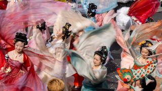 Mitglieder der Gruppe "Hello China!" tanzen am 19.05.2024 bei der Parade zum 26. Karneval der Kulturen. (Quelle: dpa-Bildfunk/Monika Skolimowska)