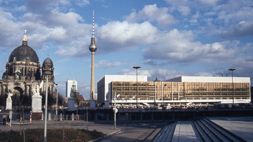 Stadtansicht Ostberlin 1989 mit Dom, Fernsehturm und Palast der Republik (Bild: IMAGO / Gerhard Leber)