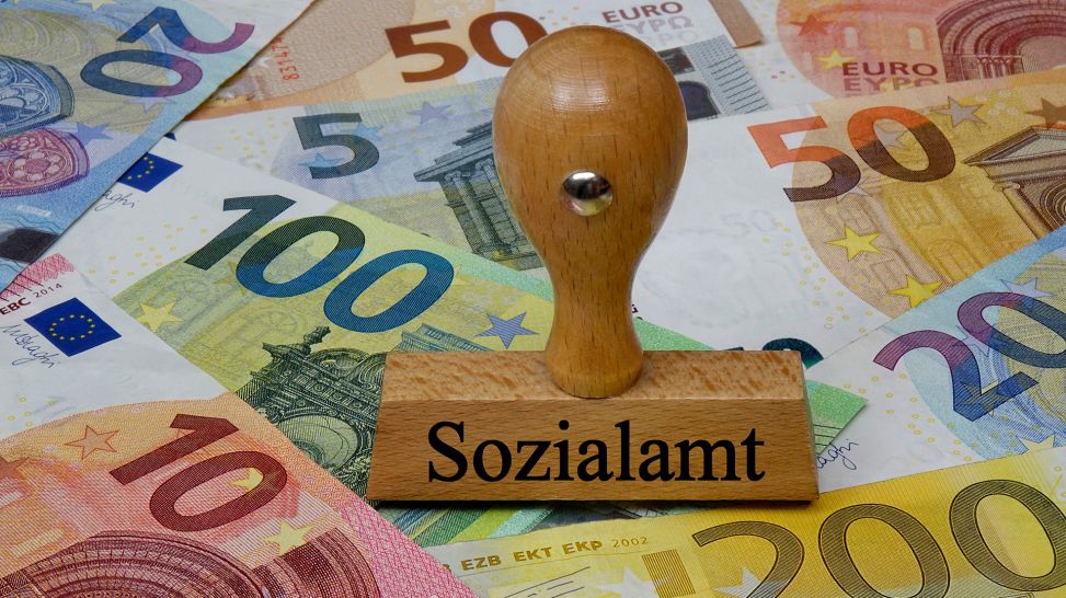 Stempel mit der Aufschrift "Sozialamt" auf Euroscheinen, Foto: picture alliance / ZB | Sascha Steinach