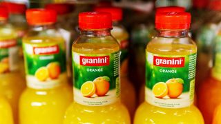 Mehrere Flaschen Orangensaft der Marke "Granini" im Regal (Quelle: IMAGO / Pond5 Images)