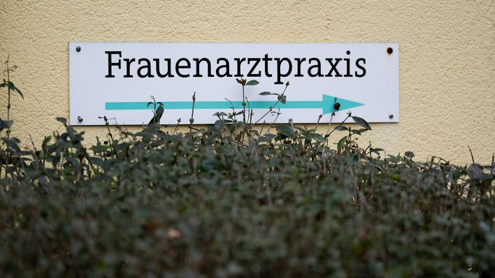 Wegweiser Frauenarztpraxis, Foto: IMAGO / rheinmainfoto