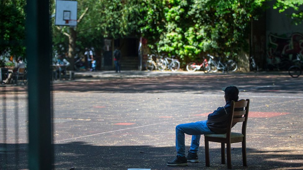 Flüchtling sitzt auf dem Sportplatz der Gerhart-Hauptmann-Schule (Bild: dpa)