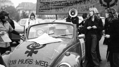 Demo: "Paragraph 218 muss weg!", 22.10.1975 © imageBROKER/Klaus Rose / dpa