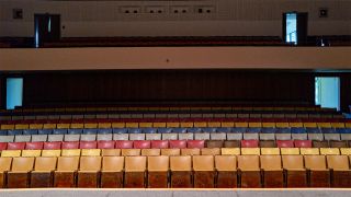 Blick auf die Sitze von der Bühne in den Saal (Quelle: rbb/Götz Gringmuth-Dallmer)