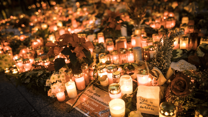 Kerzen und Blumen liegen als Zeichen der Anteilnahme auf dem Breitscheidplatz in Berlin © imago images/photothek
