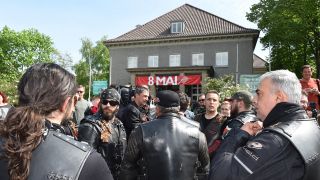 Sympathisanten und Mitglieder des russischen Motorradclubs Nachtwölfe am Deutsch-Russischen Museum in Berlin (Quelle: dpa)