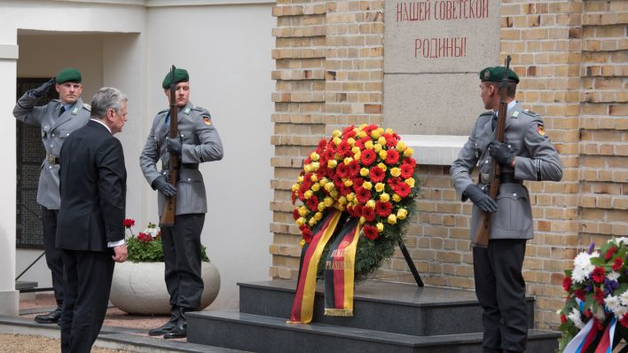 Bundespräsident Gauck gedenkt sowjetischer Soldaten (Quelle: dpa)