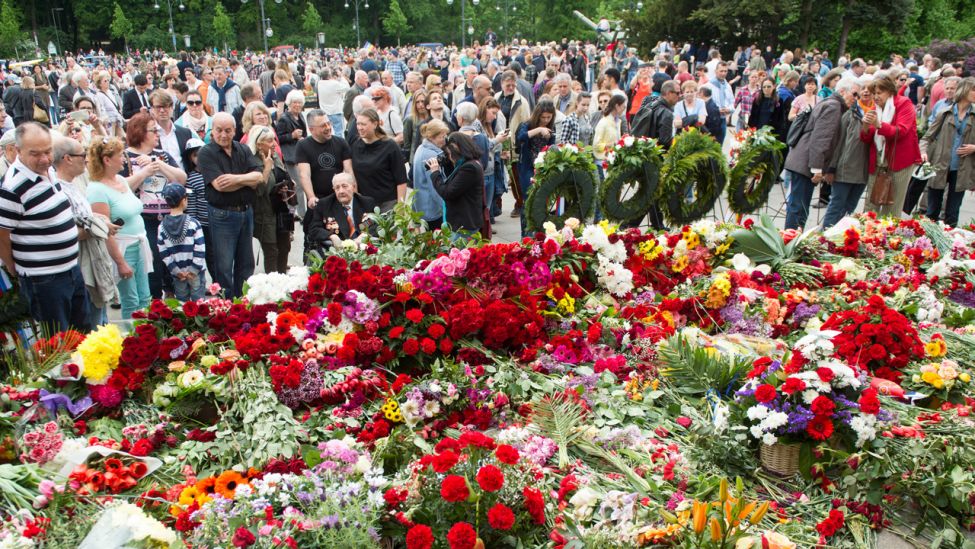 Zahlreiche Menschen besuchen am 08.05.2015 in Berlin das Sowjetische Ehrenmal an der Straße des 17. Juni und legen Blumen ab. (Quelle: dpa)
