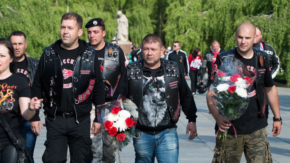 Angehörige des serbischen Ablegers des Motorradclubs "Nachtwölfe" gedenken am 09.05.2015 in Berlin am Sowjetischen Ehrenmal in Treptow dem Kriegsende. (Quelle: dpa)