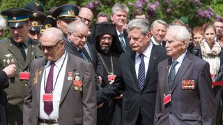 Bundespräsident Gauck gedenkt sowjetischer Soldaten in Lebus (Quelle: dpa)