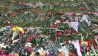Menschen haben am 09.05.2015 am sowjetischen Ehrenmal in Treptow Nelken niedergellegt, um an das Ende des Zweiten Weltkriegs zu erinnern. (Quelle: rbb/Jörg Albinsky)