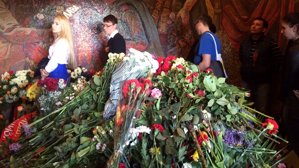 Menschen versammeln sich am 09.05.2015 am sowjetischen Ehrenmal in Treptow, um an das Ende des Zweiten Weltkriegs zu erinnern. (Quelle: rbb/Jörg Albinsky)
