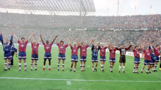 Cottbuser Spieler lassen sich trotz ihrer Niederlage im Pokalfinale 1996/1997 von ihren Anhängern feiern (Quelle: Imago/Camera 4)