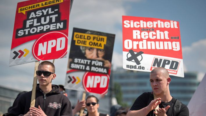 Teilnehmer einer NPD-Demonstration ziehen am 26.04.2014 durch Berlin-Kreuzberg (Quelle: imago/Christian Mang)