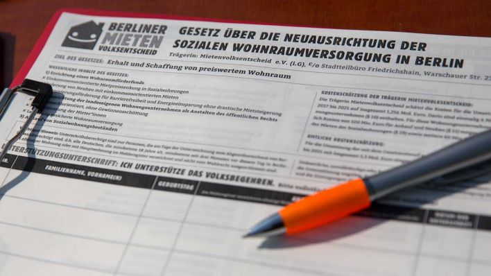 Unterschriftenliste zum Mieten-Volksentscheid (Quelle: imago/Christian Mang)