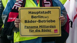Ein Schild einer Demonstrantin vor dem Stadtbad in Tempelhof (Quelle: dpa)