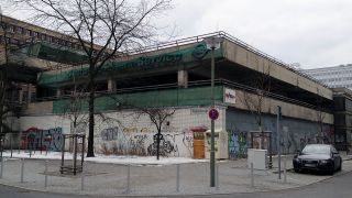 Beschmiertes Parkhaus zwischen Alexanderstraße und Mollstraße (Bild. Sebastian Schöbel)