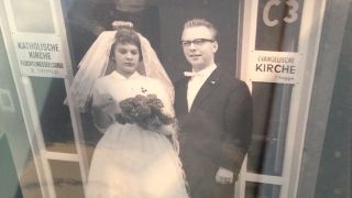 Gerhard Brückners Hochzeitsfoto ist mittlerweile ein Ausstellungsstück (Quelle: rbb Inforadio / Dominik Lenz)
