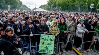 Zahlreiche Menschen feiern die Legalisierung von Cannabis am Brandenburger Tor. Bild: PRESSCOV/Sipa USA