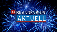 Blaues Feuerwerk und der Schriftzug "25 Brandenburg Aktuell" (Quelle: Colourbox; rbb)