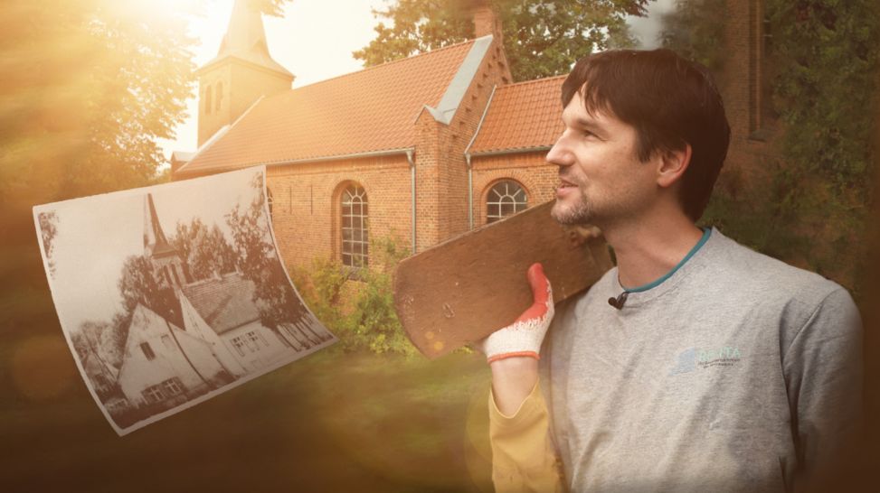 Pawel Kosicki mit historischem Dachziegel; HausGeschichten Teil 1 (Bild: rbb)