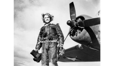 Fotojournalistin des Life-Magazins Margaret Bourke-White trägt während eines Einsatzes im Zweiten Weltkrieg im Februar 1943 Höhenflugausrüstung vor einem Flugzeug der Alliierten (Bild: picture alliance / ASSOCIATED PRESS)