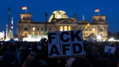 Teilnehmer mit Schild "FCK AFD" bei der Demonstration "Demokratie verteidigen: Zusammen gegen Rechts" am 21.01.2024 auf dem Platz der Republik vor dem Bundestag (Bild: picture alliance / PIC ONE | Ben Kriemann)