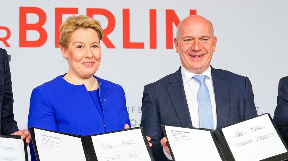 Franziska Giffey (SPD) und Kai Wegner (CDU) präsentieren am 26.04.2023 den unterschriebenen Koalitionsvertrag (Bild: picture alliance / SULUPRESS.DE | Marc Vorwerk)