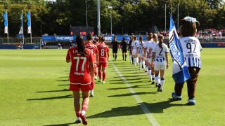 Spielerinnen von Union Berlin und Hertha BSC laufen zum Regionalliga-Spiel am 20.08.2023 ins Hanns-Braun-Stadion ein (Bild: picture alliance/dpa | Jörg Carstensen)