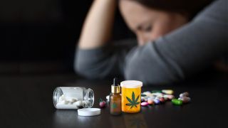 Montage: Medikamente im Vordergrund vor depressiver Frau im Hintergrund (Quelle: rbb/colour)