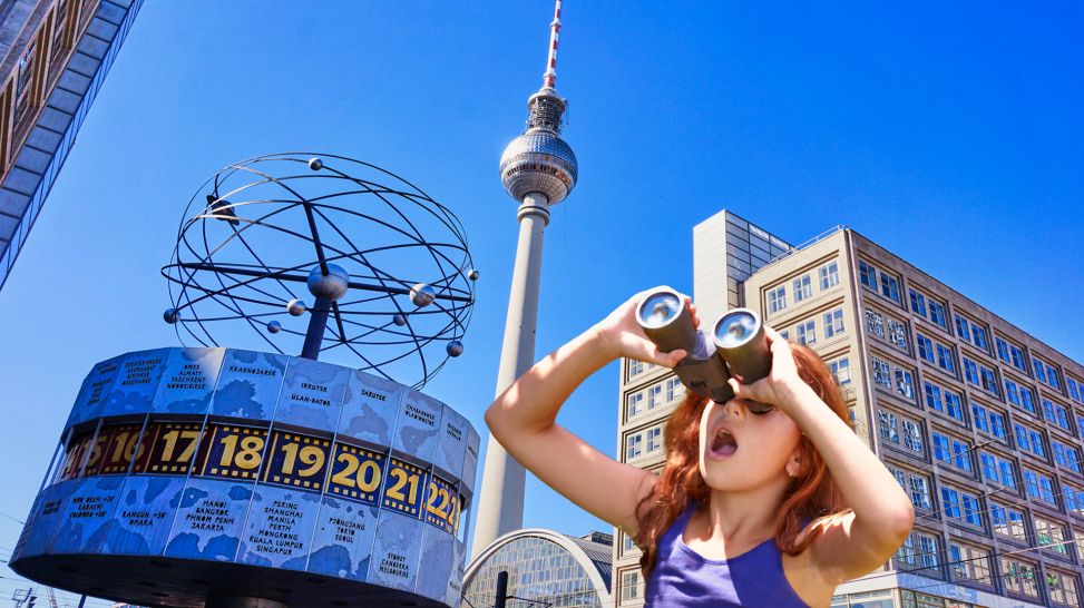 Fotomontage: Mädchen schaut staunend durch ein Fernglas auf dem Berliner Alexanderplatz, im Hintergrund: Fernsehturm und Weltzeituhr (Quelle: rbb/colourbox)