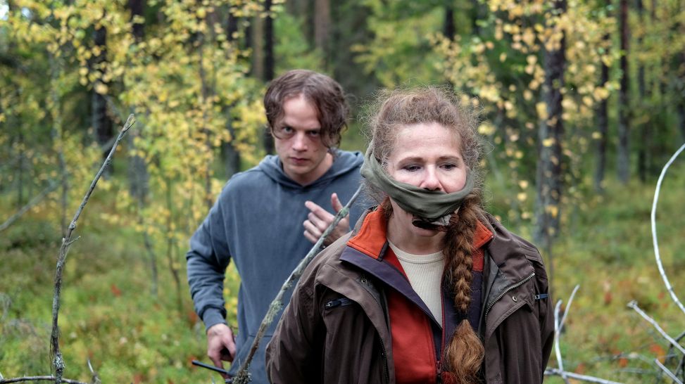Benjamin (Albin Grenholm) bringt Ragnhild (Anna Azcárate) in seine Gewalt; Szene aus dem Film "Jäger - Tödliche Gier: Die Jagd"; Quelle: rbb/ARD Degeto/ITV Global entertainment/Oscar Lovnér