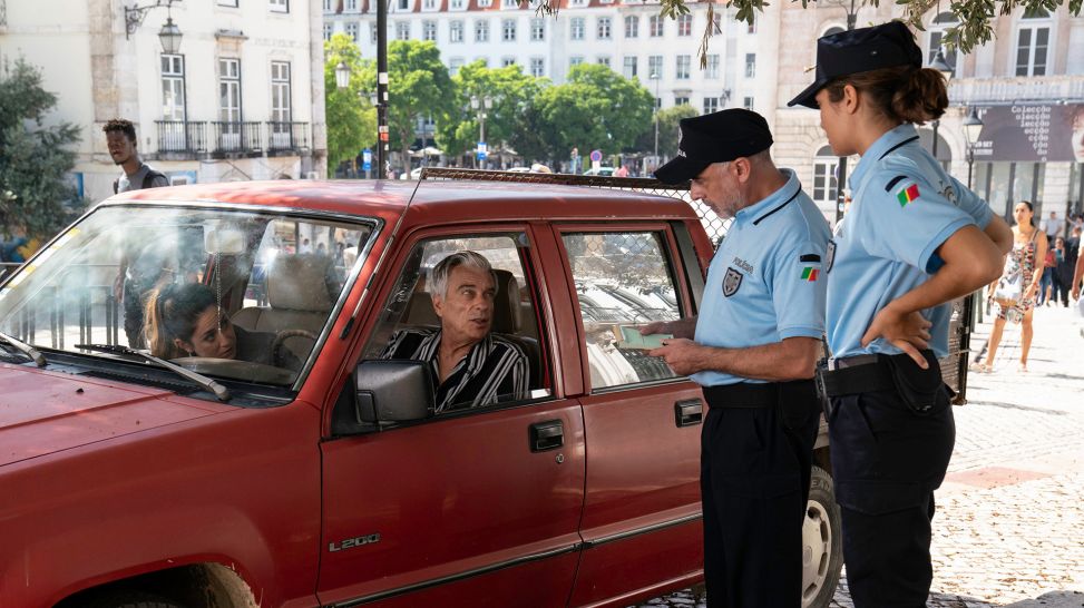 Marcia (Vidina Popov) und Valdemar (Luís Lucas) werden von der Polizei gefilzt; Szene aus dem Film "Der Lissabon-Krimi: Die verlorene Tochter"; Quelle: ARD Degeto/Armanda Claro