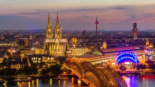 Blick auf den Kölner Dom zur nächtlichen Blauen Stunde in Deutschland (Bild: Colourbox)