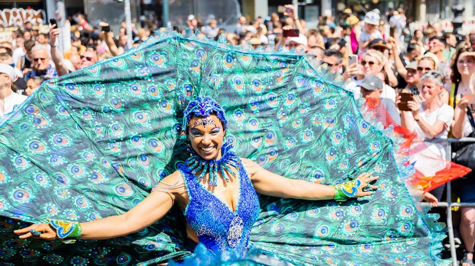 Eine Darstellerin tritt beim Umzug des Karnevals der Kulturen im Mai 2023 in Berlin-Kreuzberg auf. Foto: picture alliance/dpa | Christoph Soeder