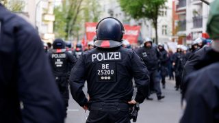 Polizei bei der Revolutionären 1. Mai-Demo in Berlin-Kreuzberg am 01.05.2023 (Bild: IMAGO / Future Image / Jean MW)