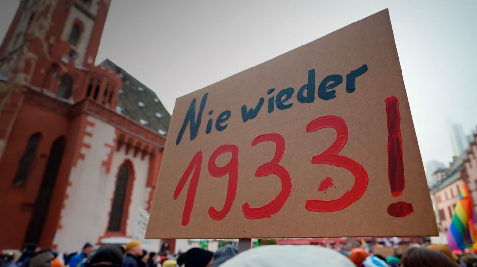 Schild mit der Aufschrift "Nie wieder 1933" bei einer Demo gegen Rechtsextremismus in Frankfurt/Main (Bild: HR)