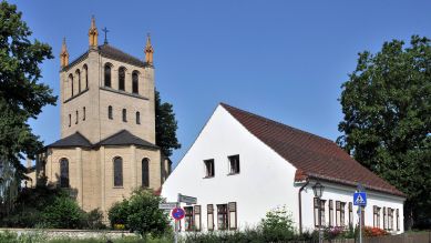 Kirche und altes Schulhaus am Wilhelmplatz in Berlin-Wannsee. Quelle: imago images/ Schöning